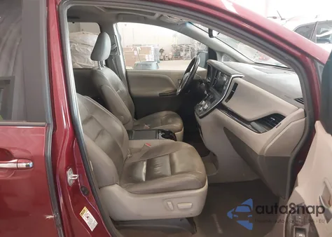 2015 Toyota Sienna Xle 8 Passenger z USA, uszkodzony, nr VIN 5TDYK3DCXFS686332